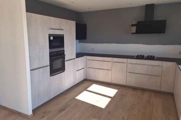 Mélange de textures : cimento clair, parquet bois., une cuisine réalisée par SoCoo'c Chartres