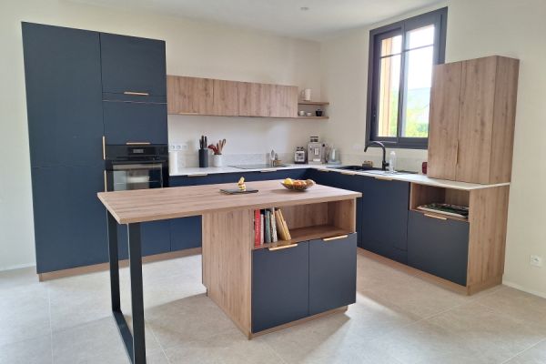 Cuisine chaleureuse bleue et bois, une cuisine réalisée par SoCoo'c Nantes Orvault
