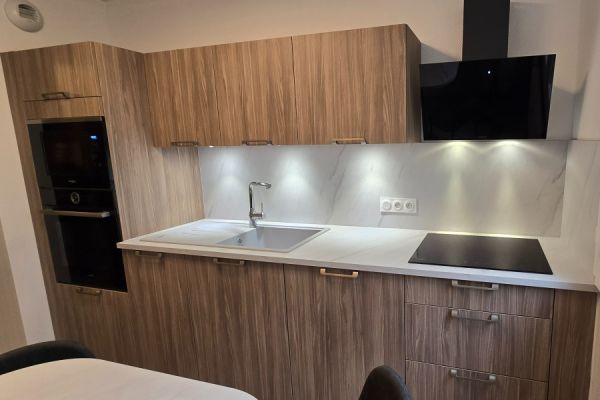 Cuisine bois et plans effet marbre , une cuisine réalisée par SoCoo'c Lyon Liberte
