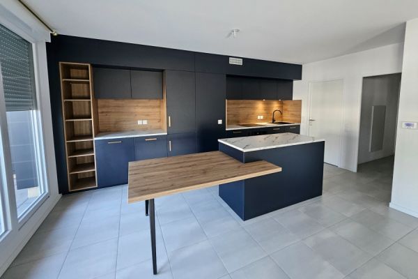 Cuisine foncée design et spacieuse, une cuisine réalisée par SoCoo'c Pau