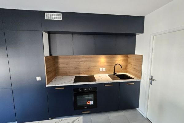 Cuisine foncée design et spacieuse, une cuisine réalisée par SoCoo'c Pau