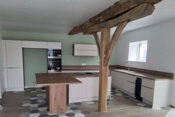 La cuisine bois et blanche de Maxime, une cuisine réalisée par SoCoo'c Saumur