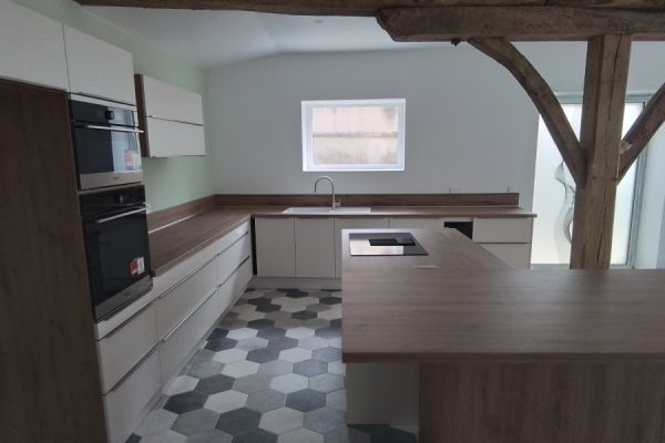 La cuisine bois et blanche de Maxime, une cuisine réalisée par SoCoo'c Saumur