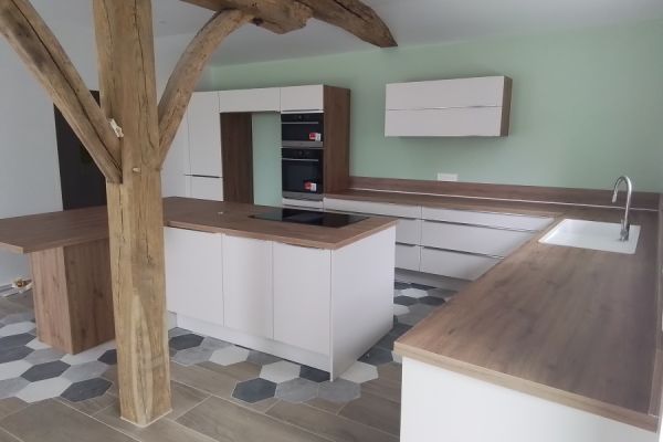 La cuisine bois et blanche de Maxime, une cuisine réalisée par SoCoo'c Saumur