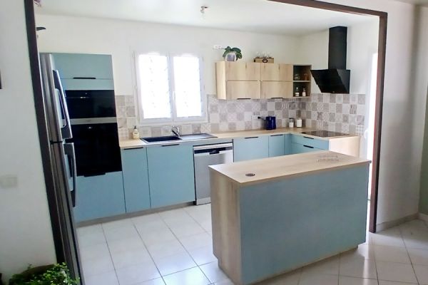 Cuisine aux couleurs douces bleue et bois chez Magali, une cuisine réalisée par SoCoo'c Amberieu