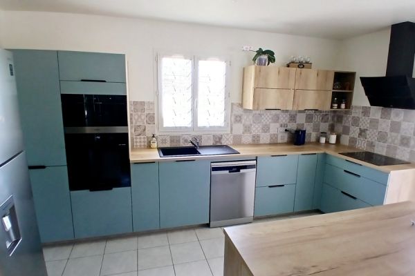 Cuisine aux couleurs douces bleue et bois chez Magali, une cuisine réalisée par SoCoo'c Amberieu