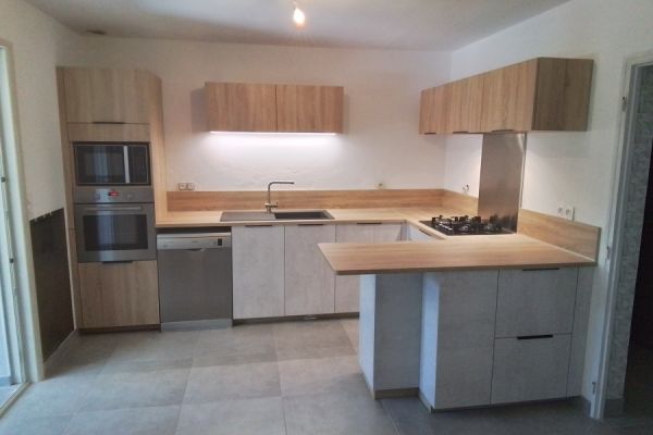 La cuisine de bois et effet béton clair de Chantal , une cuisine réalisée par SoCoo'c Saumur