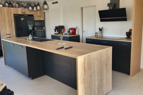 Cuisine bois et noir, une cuisine réalisée par SoCoo'c Cognac