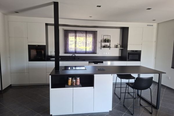 Cuisine Piky blanche et noire, une cuisine réalisée par SoCoo'c Le Pont-de-Beauvoisin