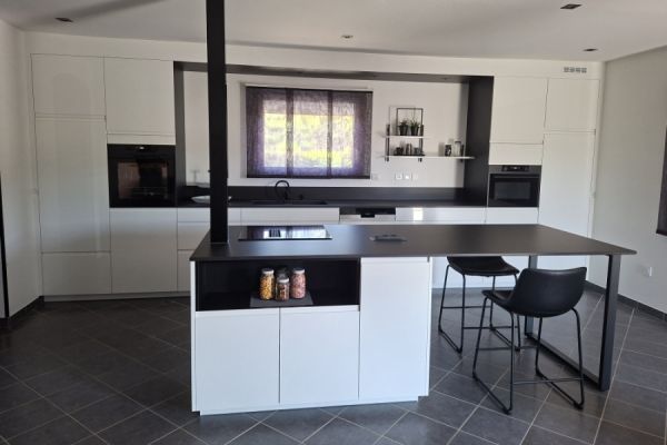 PIKY blanc brillant avec un plan de travail noire, une cuisine réalisée par SoCoo'c Le Pont-de-Beauvoisin