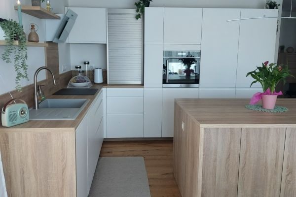 Cuisine blanche et bois en L avec îlot, une cuisine réalisée par SoCoo'c Mulhouse Wittenheim