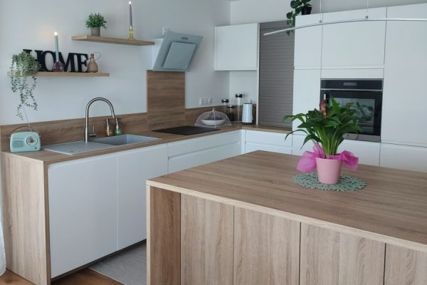 Cuisine blanche et bois en L avec îlot, une cuisine réalisée par SoCoo'c Mulhouse Wittenheim