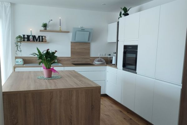 Cuisine blanche et bois en L avec îlot, une cuisine réalisée par SoCoo'c Mulhouse Wittenheim