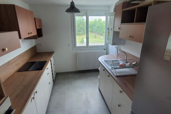 Cuisine bicolore : terrarosa et beige, une cuisine réalisée par SoCoo'c Rennes Chantepie