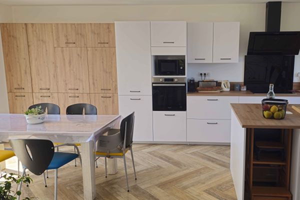 cuisine spacieuse et astucieuse style blanc/bois, une cuisine réalisée par SoCoo'c Angoulême Soyaux