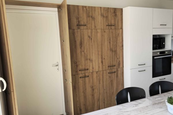 cuisine spacieuse et astucieuse style blanc/bois, une cuisine réalisée par SoCoo'c Angoulême Soyaux