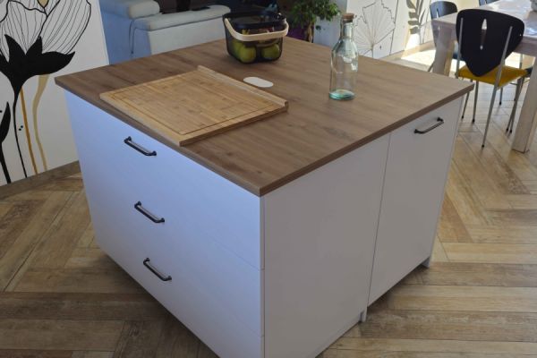 cuisine spacieuse et astucieuse style blanc/bois, une cuisine réalisée par SoCoo'c Angoulême Soyaux
