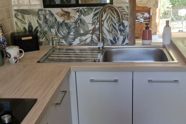Suite de la cuisine claire de Pierre et sa femme, une cuisine réalisée par SoCoo'c Châteauroux
