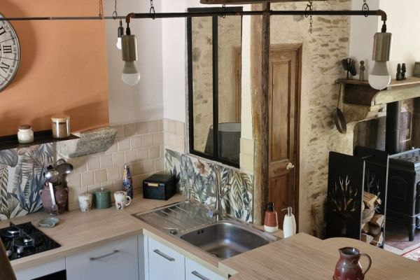 Suite de la cuisine claire de Pierre et sa femme, une cuisine réalisée par SoCoo'c Châteauroux