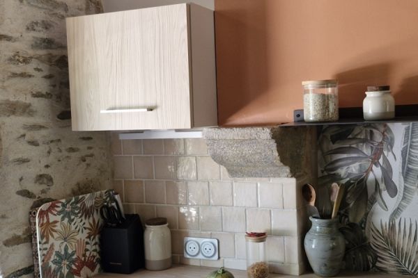 Suite de la cuisine claire de Pierre et sa femme, une cuisine réalisée par SoCoo'c Châteauroux