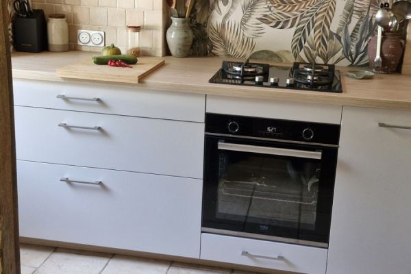 Suite de la cuisine claire de Pierre et sa femme, une cuisine réalisée par SoCoo'c Châteauroux