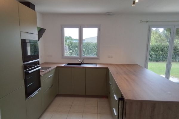 La cuisine verte et bois de Simon, une cuisine réalisée par SoCoo'c Saumur