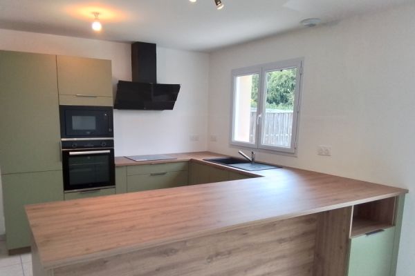 La cuisine verte et bois de Simon, une cuisine réalisée par SoCoo'c Saumur