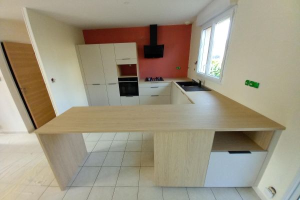 Cuisine en U chamois clair avec plan de travail en bois, une cuisine réalisée par SoCoo'c Laval