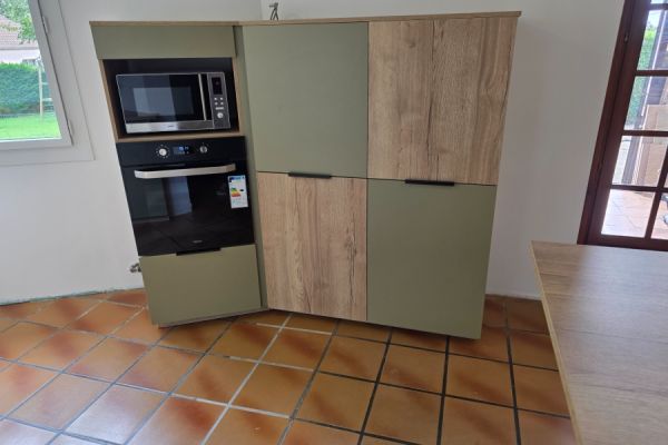 "Cuisine en L, verte avec un effet bois naturel, une cuisine réalisée par SoCoo'c Cholet