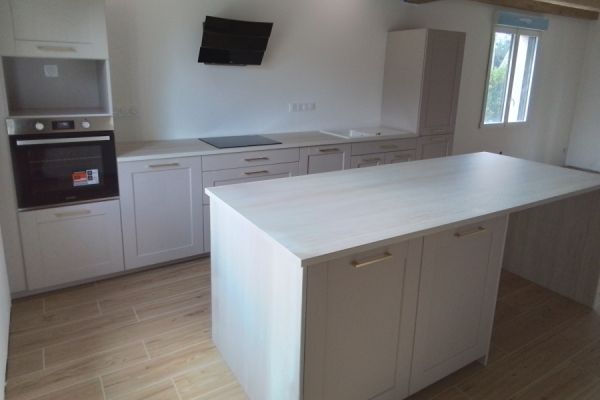 La cuisine avec ilot d&#039;Alix et sa famille, une cuisine réalisée par SoCoo'c Saumur