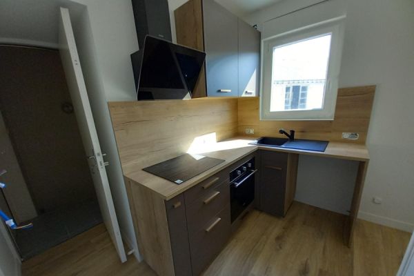 Cuisine en L anthracite avec plan de travail en bois – , une cuisine réalisée par SoCoo'c Laval