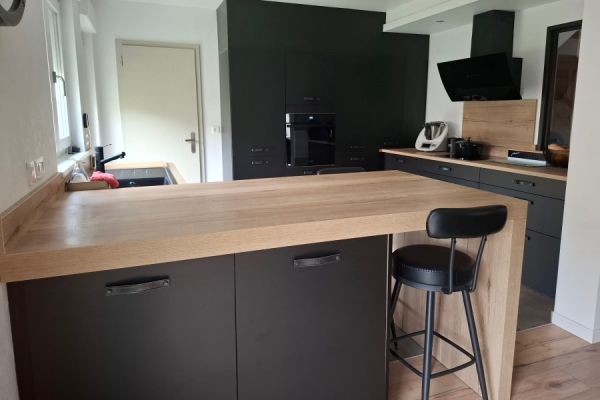 Cuisine style industrielle avec son espace repas, une cuisine réalisée par SoCoo'c Selestat