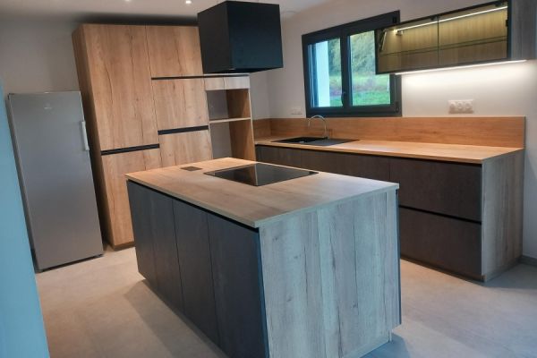 Cuisine en L avec îlot cuisson – Anthracite effet béton, une cuisine réalisée par SoCoo'c Laval