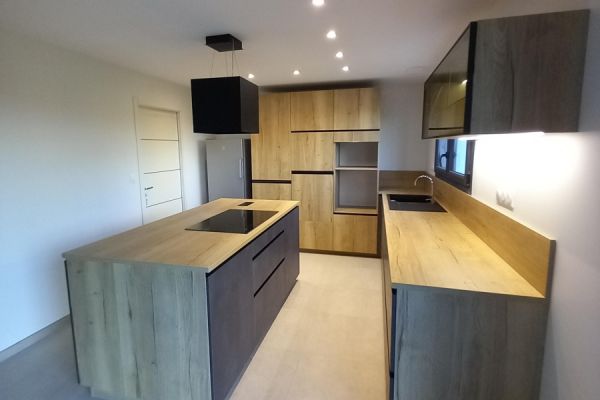 Cuisine en L avec îlot cuisson – Anthracite effet béton, une cuisine réalisée par SoCoo'c Laval
