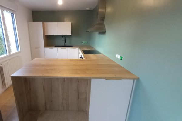 Cuisine en U blanche avec plan de travail effet bois , une cuisine réalisée par SoCoo'c Laval