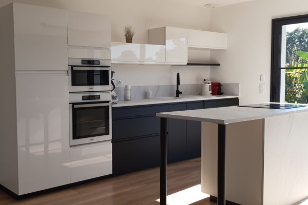 Cuisine moderne et lumineuse au design épuré, une cuisine réalisée par SoCoo'c La Roche sur Yon