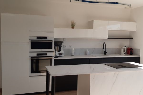 Cuisine moderne et lumineuse au design épuré, une cuisine réalisée par SoCoo'c La Roche sur Yon