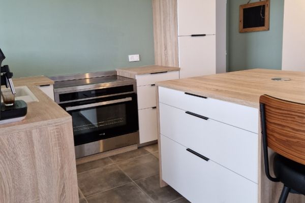 Cuisine moderne en bois et blanc, une cuisine réalisée par SoCoo'c Rochefort