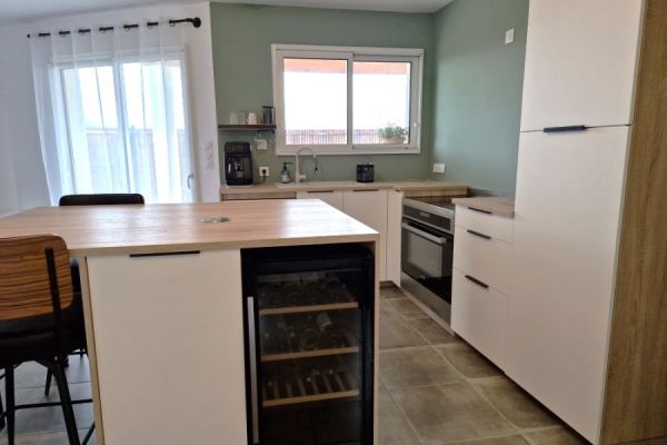 Cuisine moderne en bois et blanc, une cuisine réalisée par SoCoo'c Rochefort