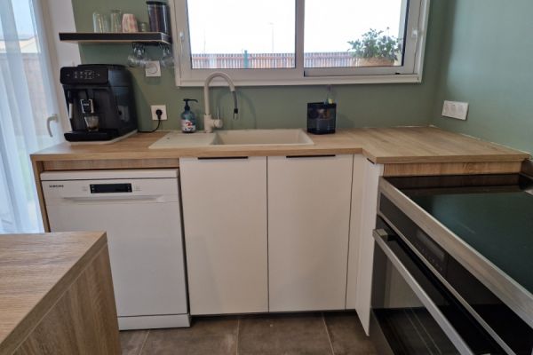 Cuisine moderne en bois et blanc, une cuisine réalisée par SoCoo'c Rochefort