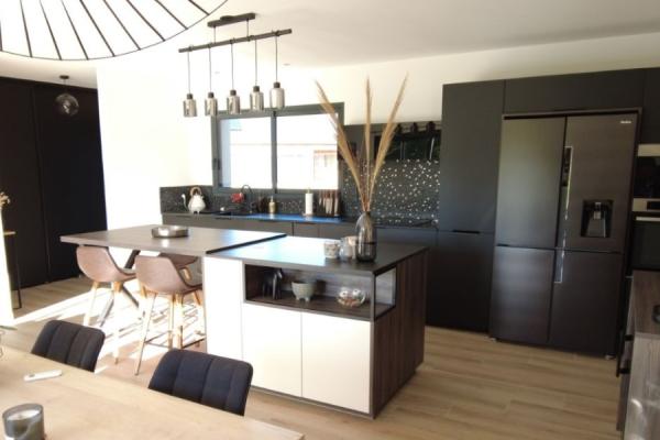 Cuisine moderne avec îlot, une cuisine réalisée par SoCoo'c Aurillac