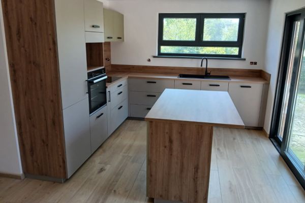 Cuisine en "L" avec son ilot , une cuisine réalisée par SoCoo'c Selestat