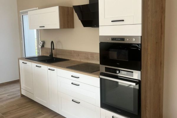 CUISINE BLANCHE ET BOIS AUTHENTIQUE ET MODERNE, une cuisine réalisée par SoCoo'c Les Herbiers