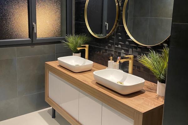 Cuisine noire et bois moderne , une cuisine réalisée par SoCoo'c Aurillac