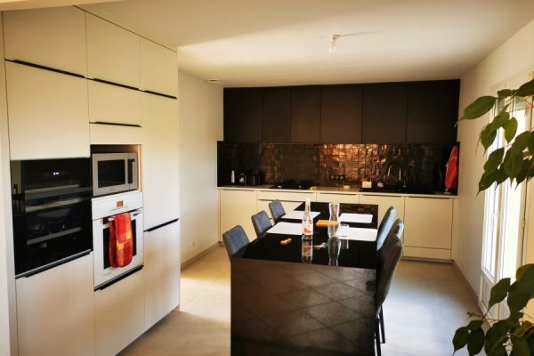 La cuisine noire et blanche de Laurent, une cuisine réalisée par SoCoo'c Macon