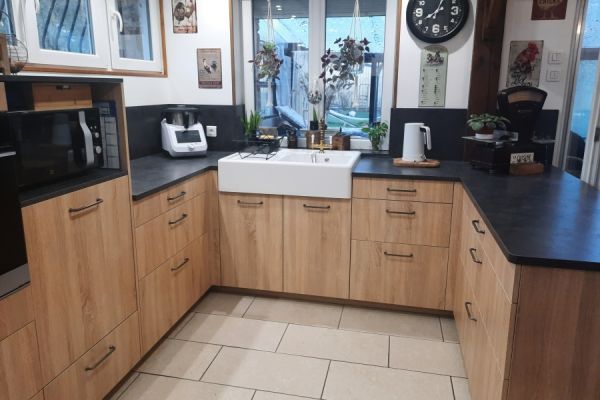 Cuisine équipée bois et anthracite, une cuisine réalisée par SoCoo'c Charleville