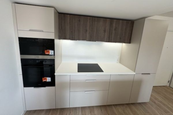 Cuisine chamois et blanc avec îlot, une cuisine réalisée par SoCoo'c Melun