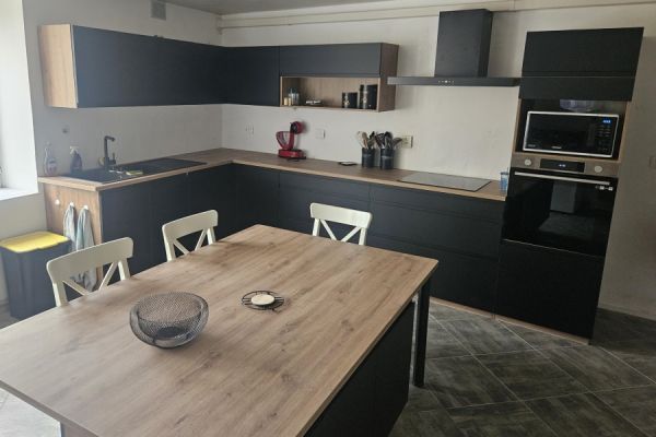 Cuisine équipée noire et bois avec ilot, une cuisine réalisée par SoCoo'c Charleville