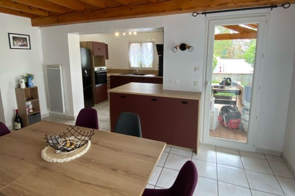 Griotte et Chêne Vintage, une cuisine réalisée par SoCoo'c Clermont Riom