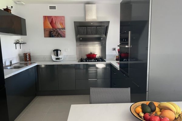 Cuisine anthracite brillante, une cuisine réalisée par SoCoo'c Cognac